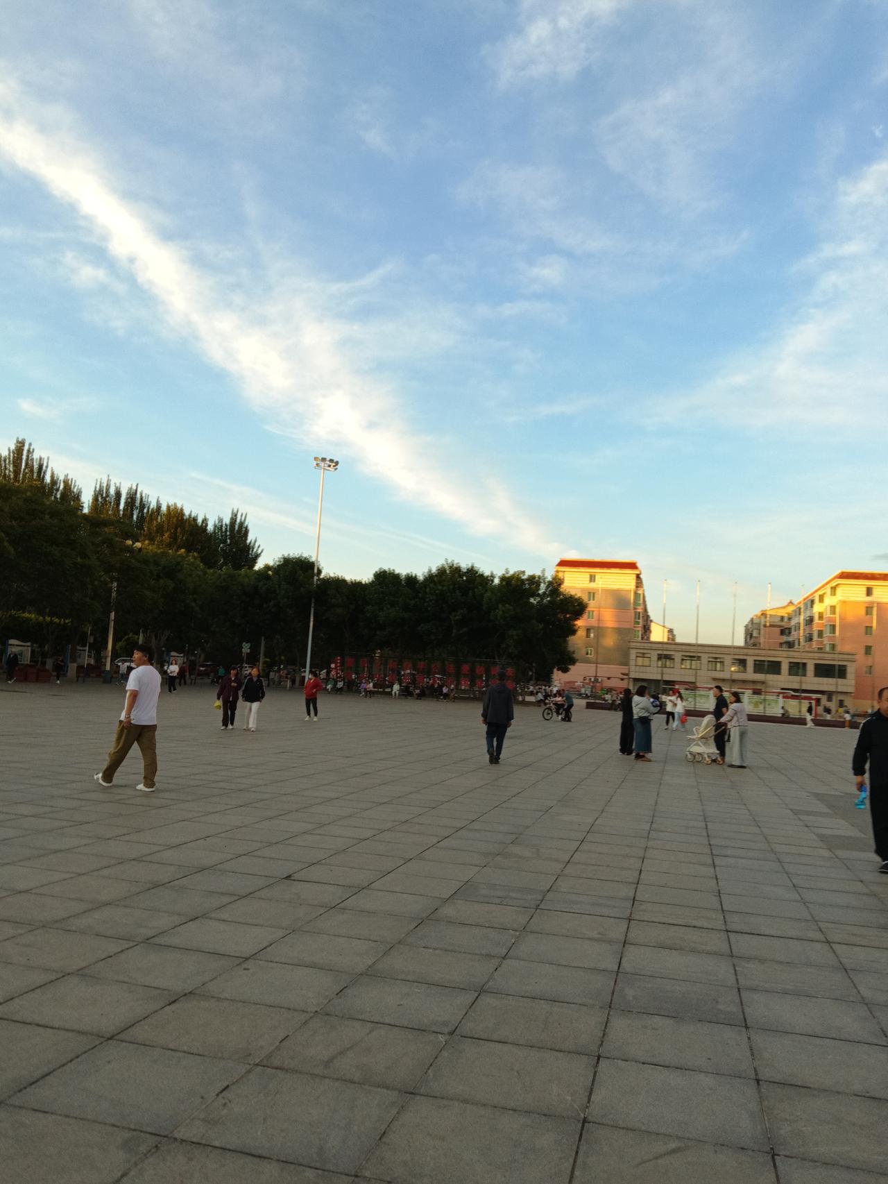 悠闲的午后，漫步在广场上，享受宁静的时光。🌞🍃