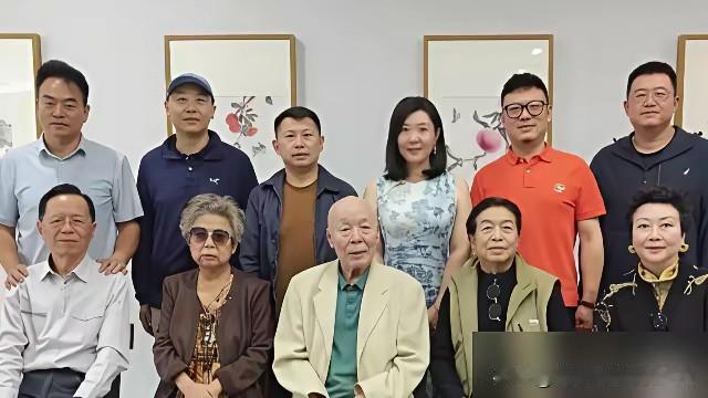 郭德纲原大弟子何云伟当初被清门后想拜刘洪沂！正式拜师被拒，折中认义子，老艺人守住