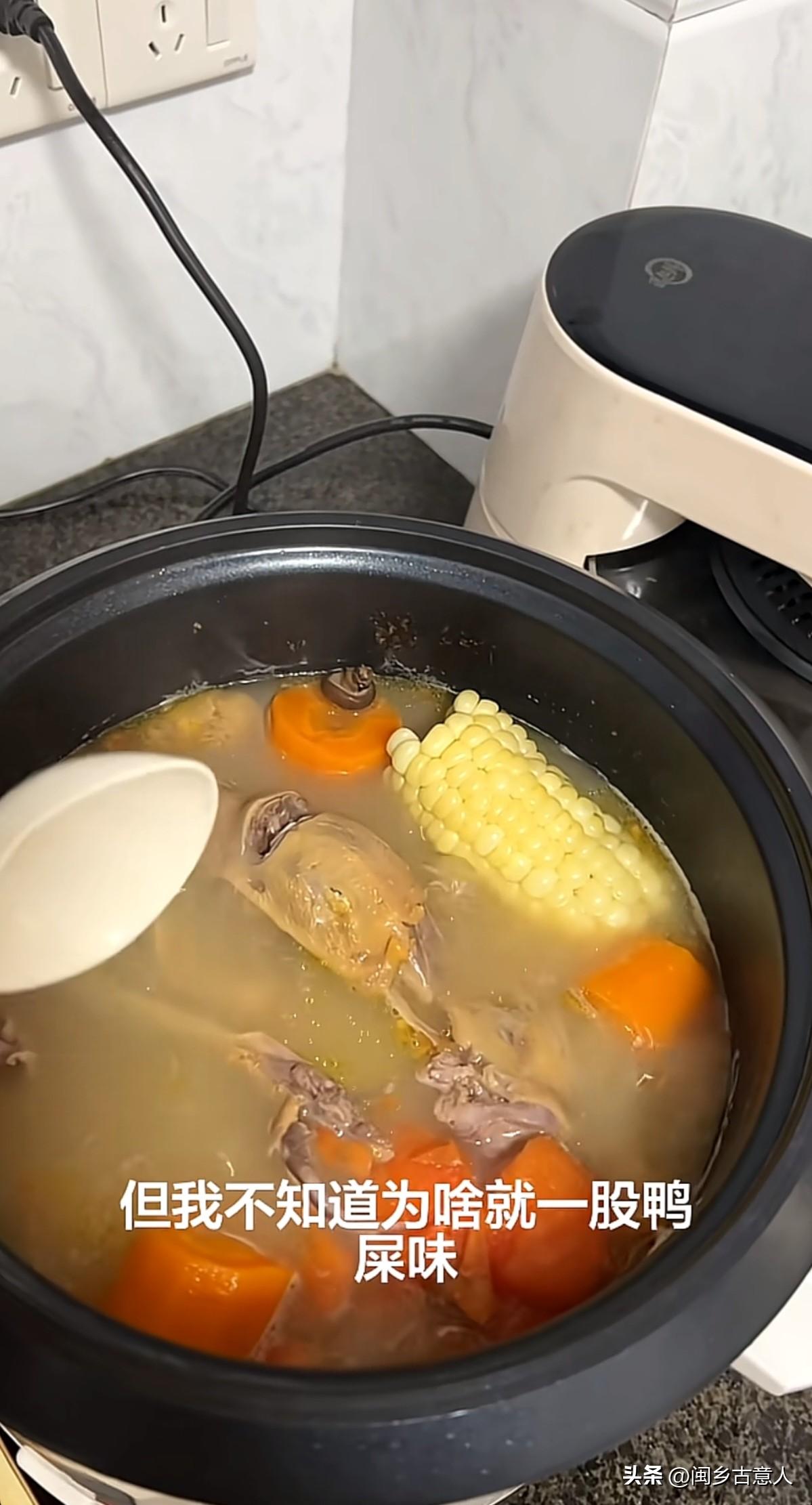 原来很多地方的人都不知道鸭子，是可以煲汤的，煲出来的汤味道很清甜！
有网友问她煲