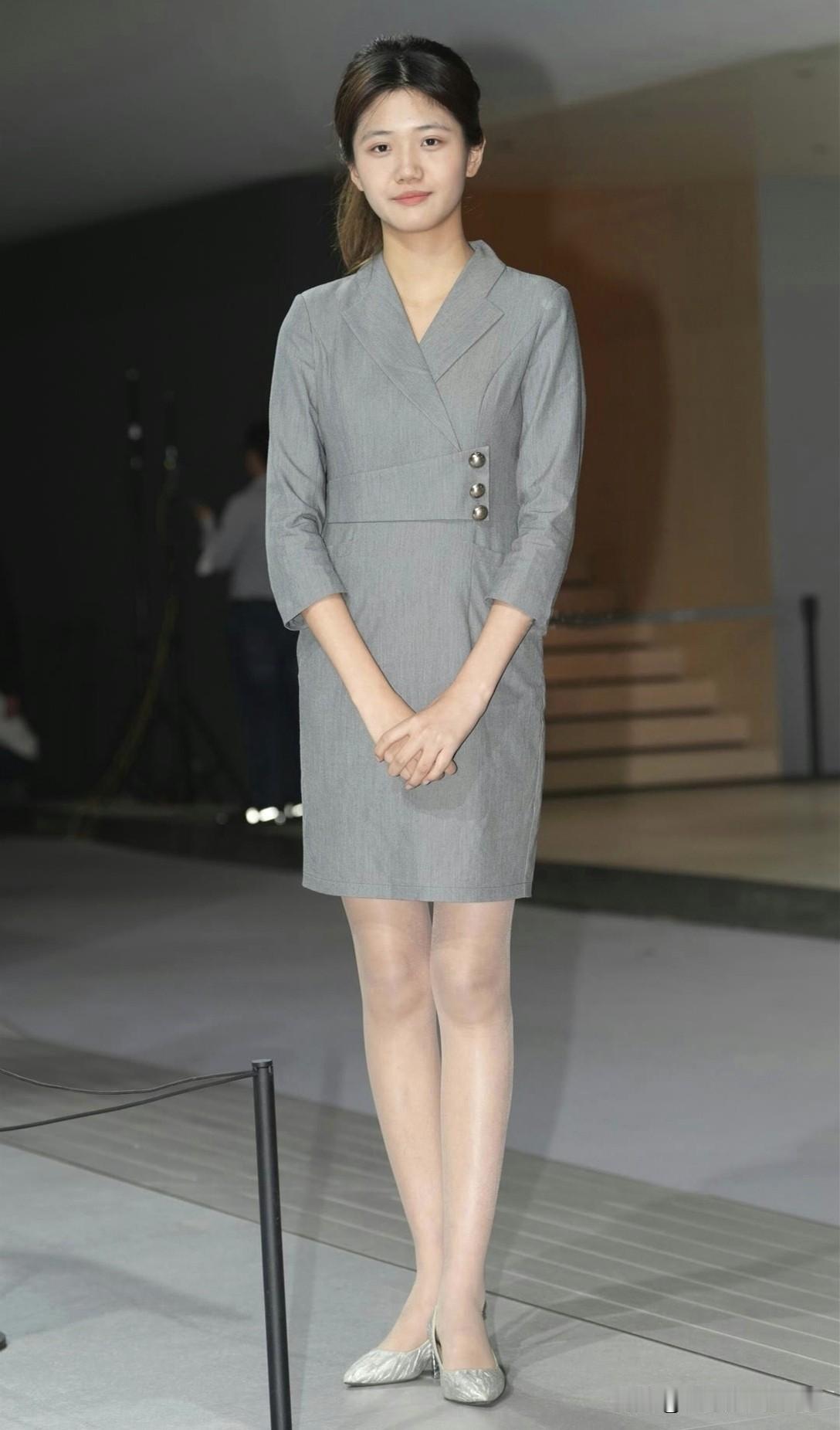 优雅职场风，灰色西装裙搭配银色高跟鞋，尽显干练气质