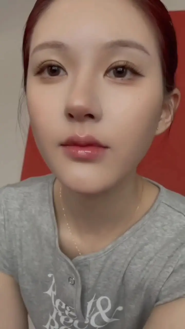 把脸凑过来，是在等我亲你嘛，好权威的脸向全世界安利赵露思