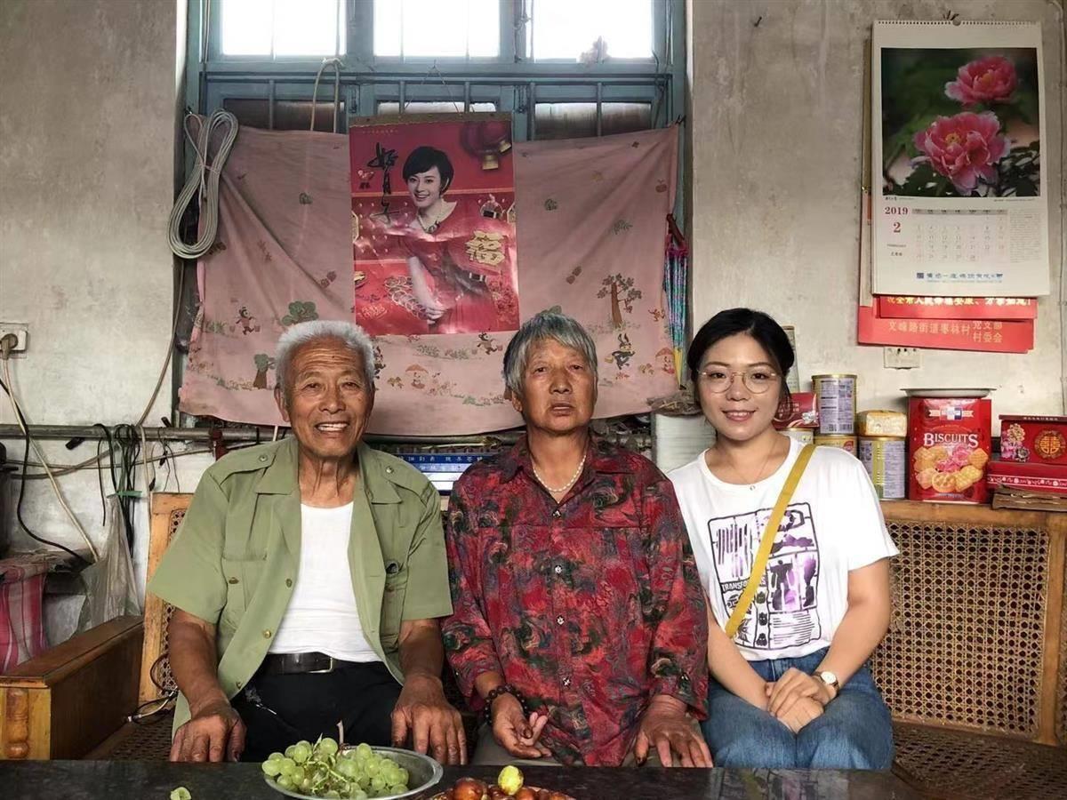 2018年，一山西姑娘，在北京地铁站为一陌生老人指路，并给了100多元现金。哪料