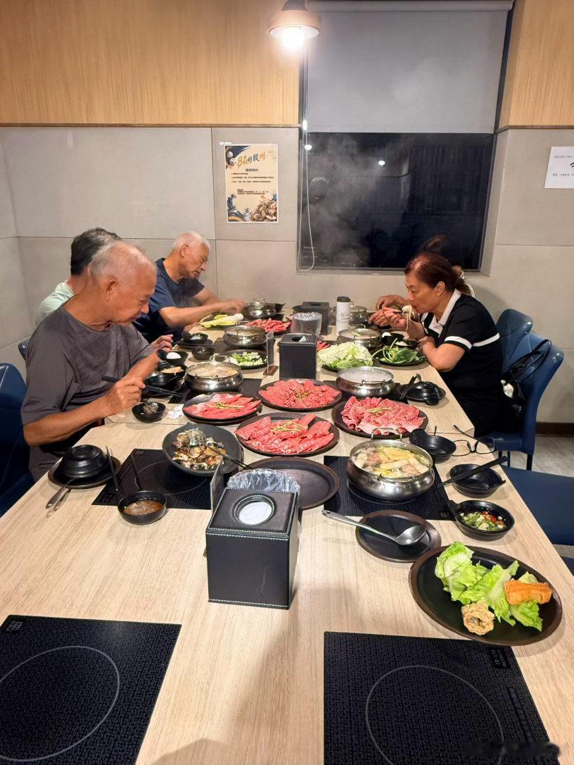 陪美国姐姐和叔叔们吃饭 