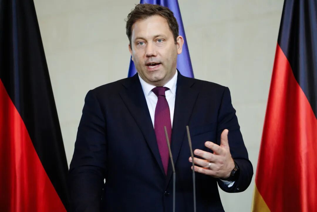 德国财长克林拜尔按计划访华引发国内争议。绿党负责人批评此举与推迟外长访问形成矛盾