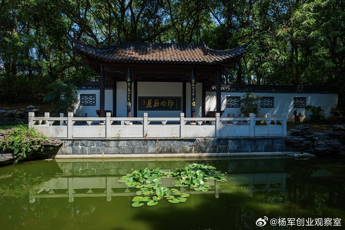 光伏产业的万亿盛宴，补贴驱动已被龙头企业瓜分。第二阶段是技术降本与增效的精准战场