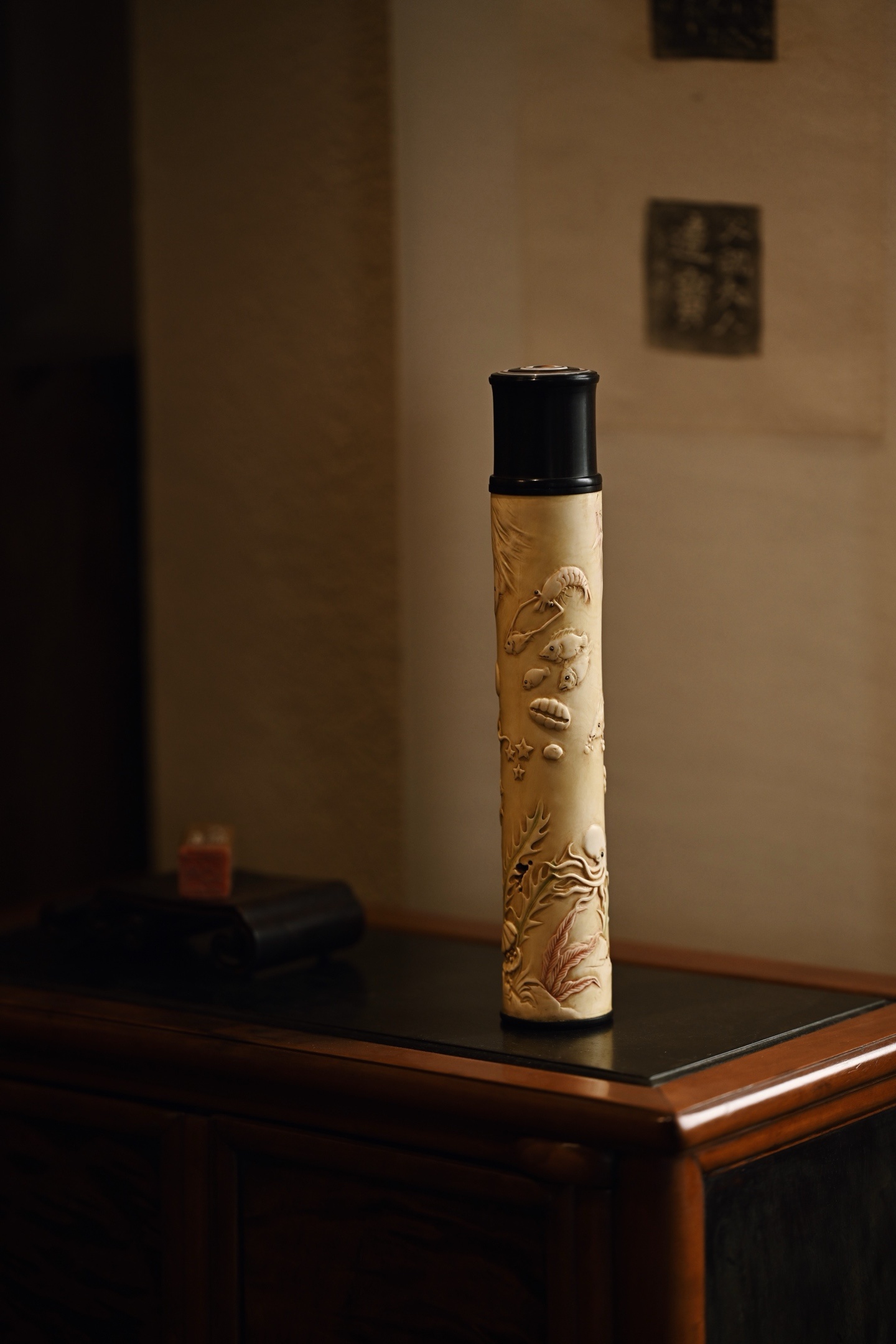 猛犸仿古 | 海底世界 香筒手工雕刻层次分明，施以彩绘，海藻似随水流舞动，游鱼成