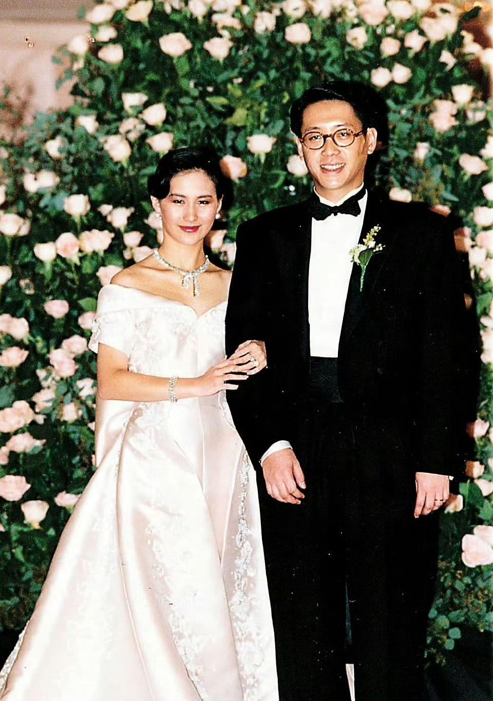 1991年在香港湾仔君悦酒店举办了耗资千万、轰动全港的盛大婚礼，婚礼的男女主是豪