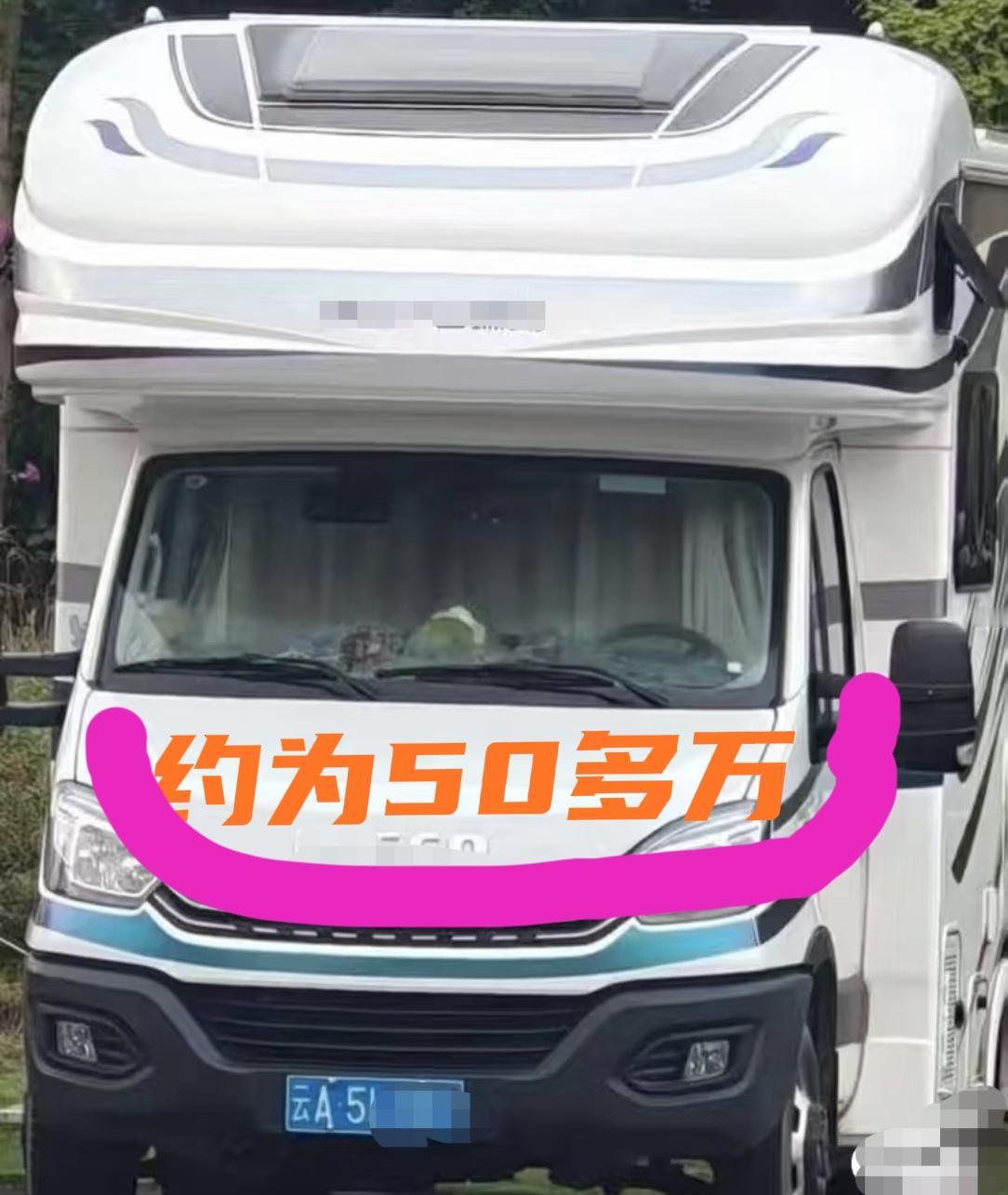 “人为犬化”儿童？
“野人小孩”事件不断报道，由此大概描绘出这个家庭的状况:父亲