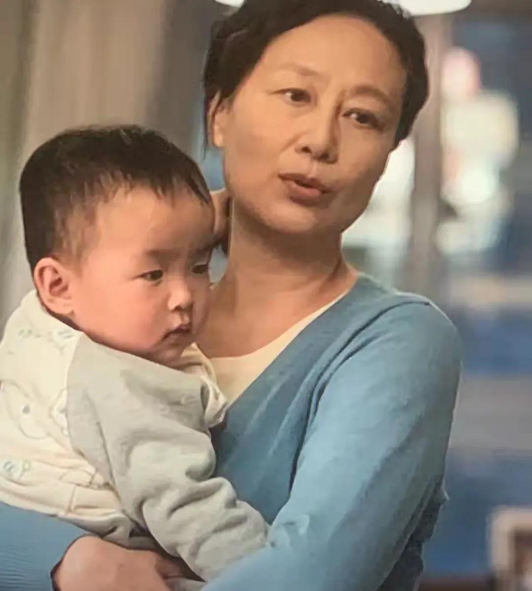 《凡人歌》里最小的演员
沈琳和那伟的儿子，非常乖
面对陌生的一群大人
不哭也不闹
