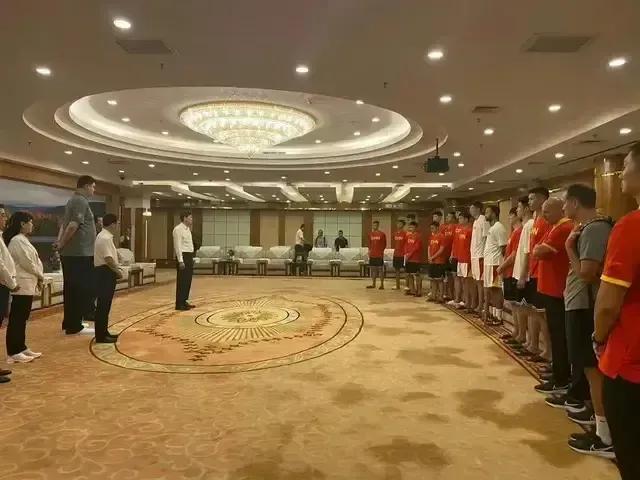 男篮输了，能怪姚明吗？姚明能自己选拔球员吗？