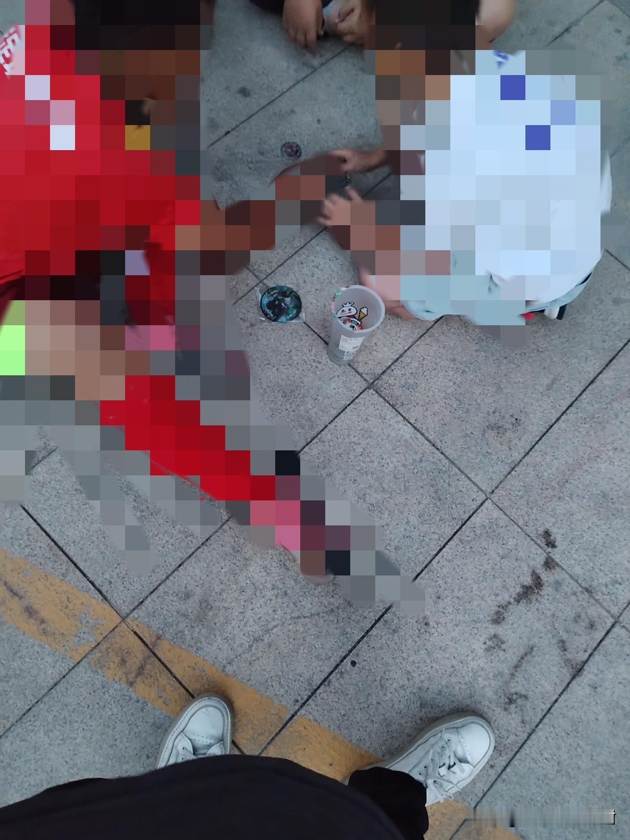 不知你们是否留意过自家小区里的孩子最近流行玩什么？我们小区的孩子最近对“打卡”游