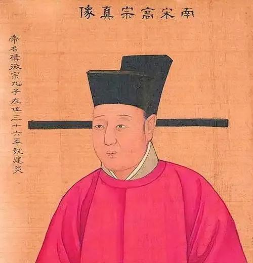 1162年，赵构禅位给了养子赵昚，这在历史上是绝无少见的奇特之景，毕竟，作为开国