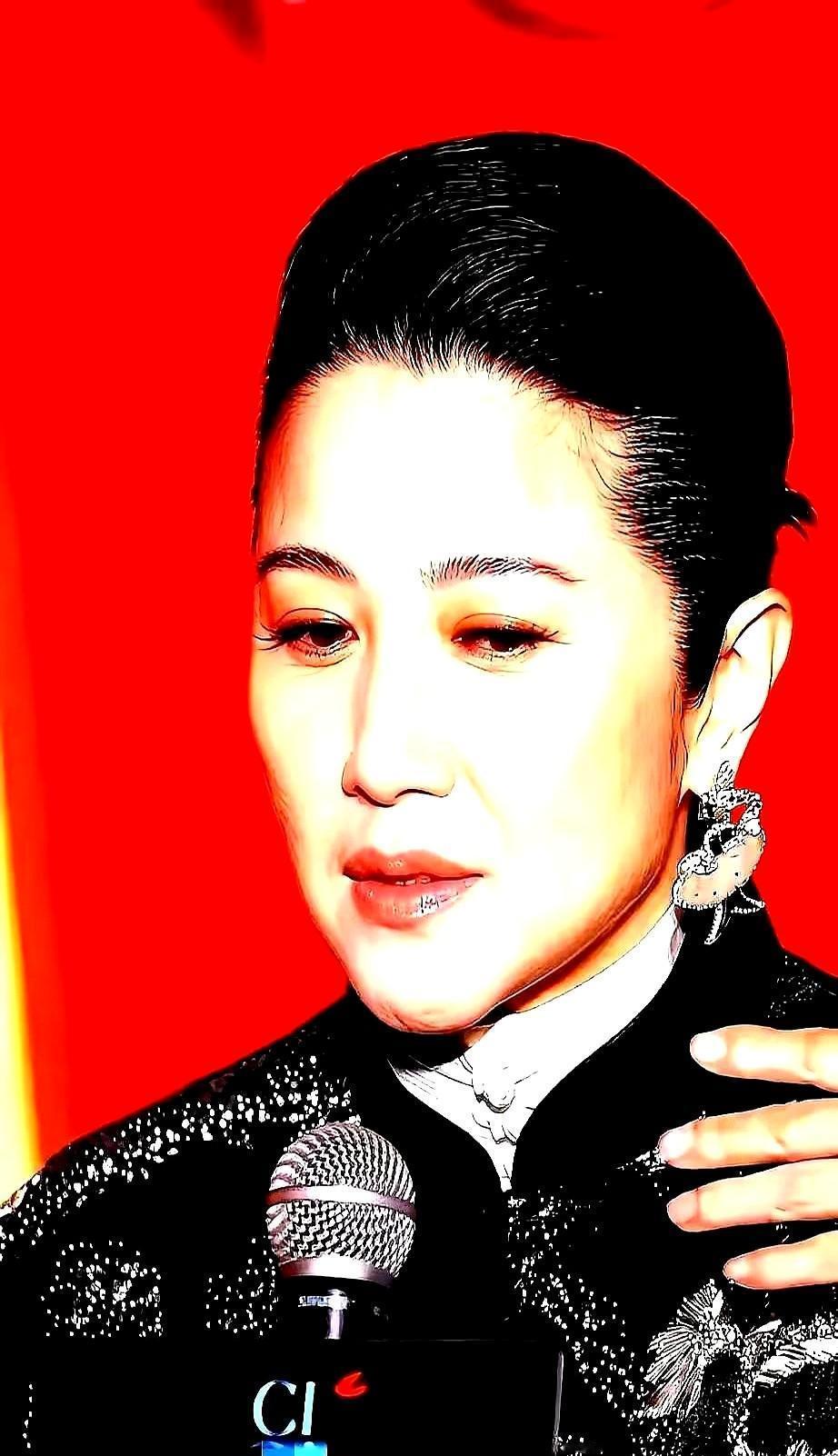 颜丙燕拿过八个影后，没人说她配不上谁。
可她不结婚，网上就有人替她急。
女人赚得