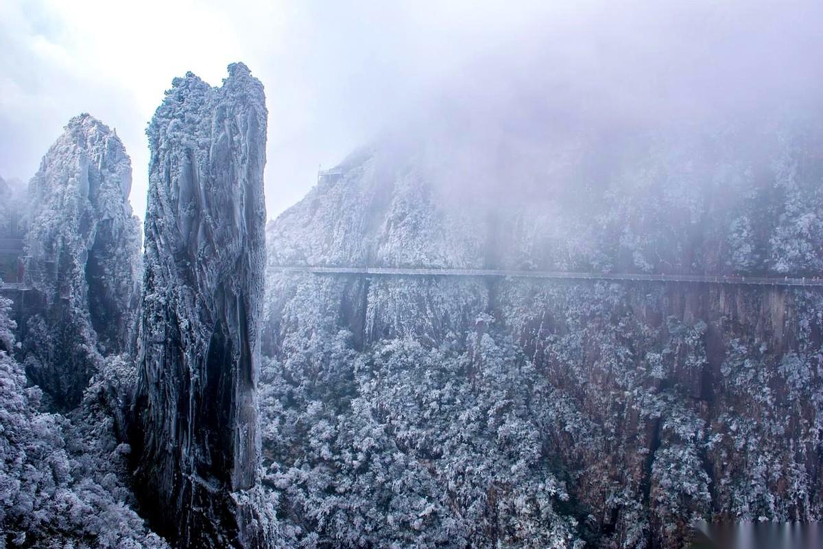我跟你说个事儿，你可能不信。
前两天还在广州穿着短裤吃火锅唱着歌，一脚油门，三个