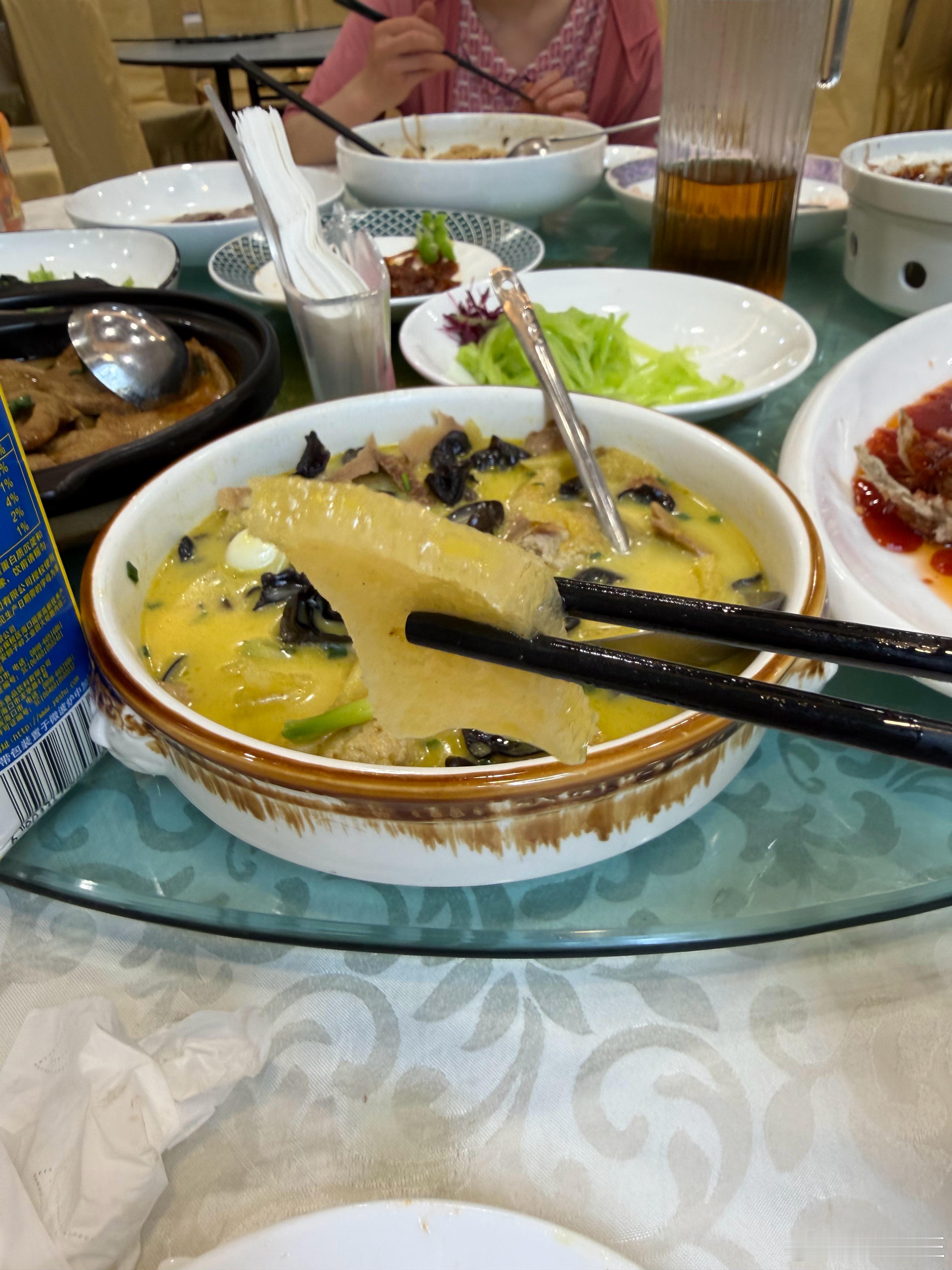 肉皮(不知道名称对不对)，是我小时候最讨厌吃的东西，有一股怪味。现在非常爱吃，就