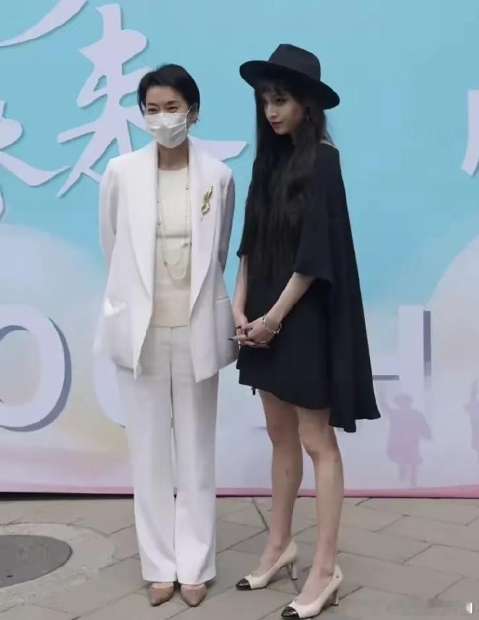 她的女儿确实有资本，长的大眼高鼻梁的，确实好看！但这装太浓了，盖住了美丽。确实漂