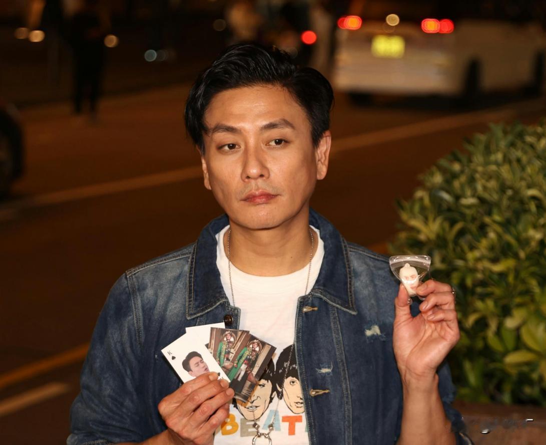 平安夜还在旺角街头拉票的黄宗泽简直拼了！粉丝特意准备了应援车和“嘟嘴”“啜奶”表