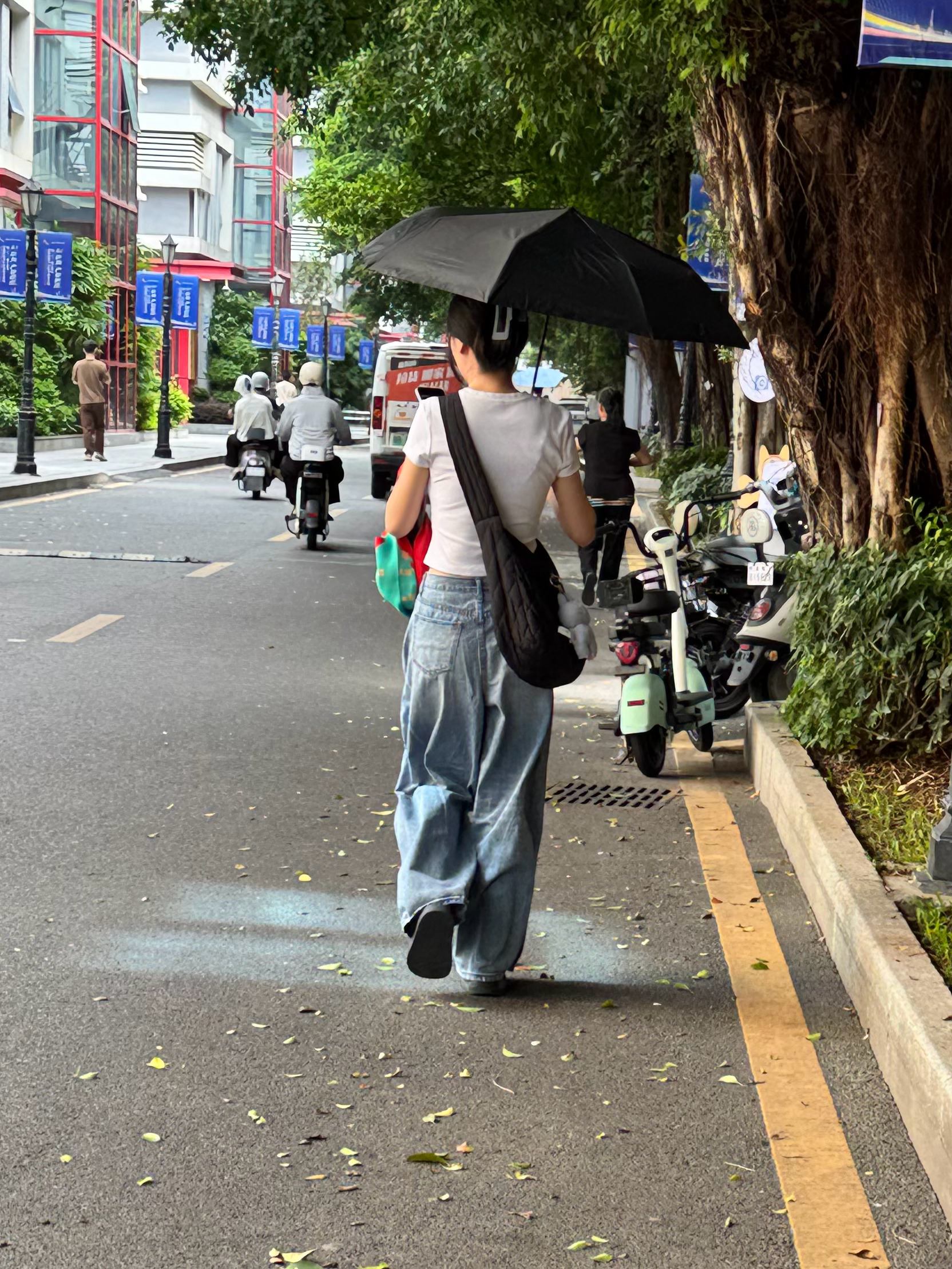 女同事说，夏天出门不怕晒，还皮肤白，必须买把雨伞，带防紫外线的雨伞 ​​​