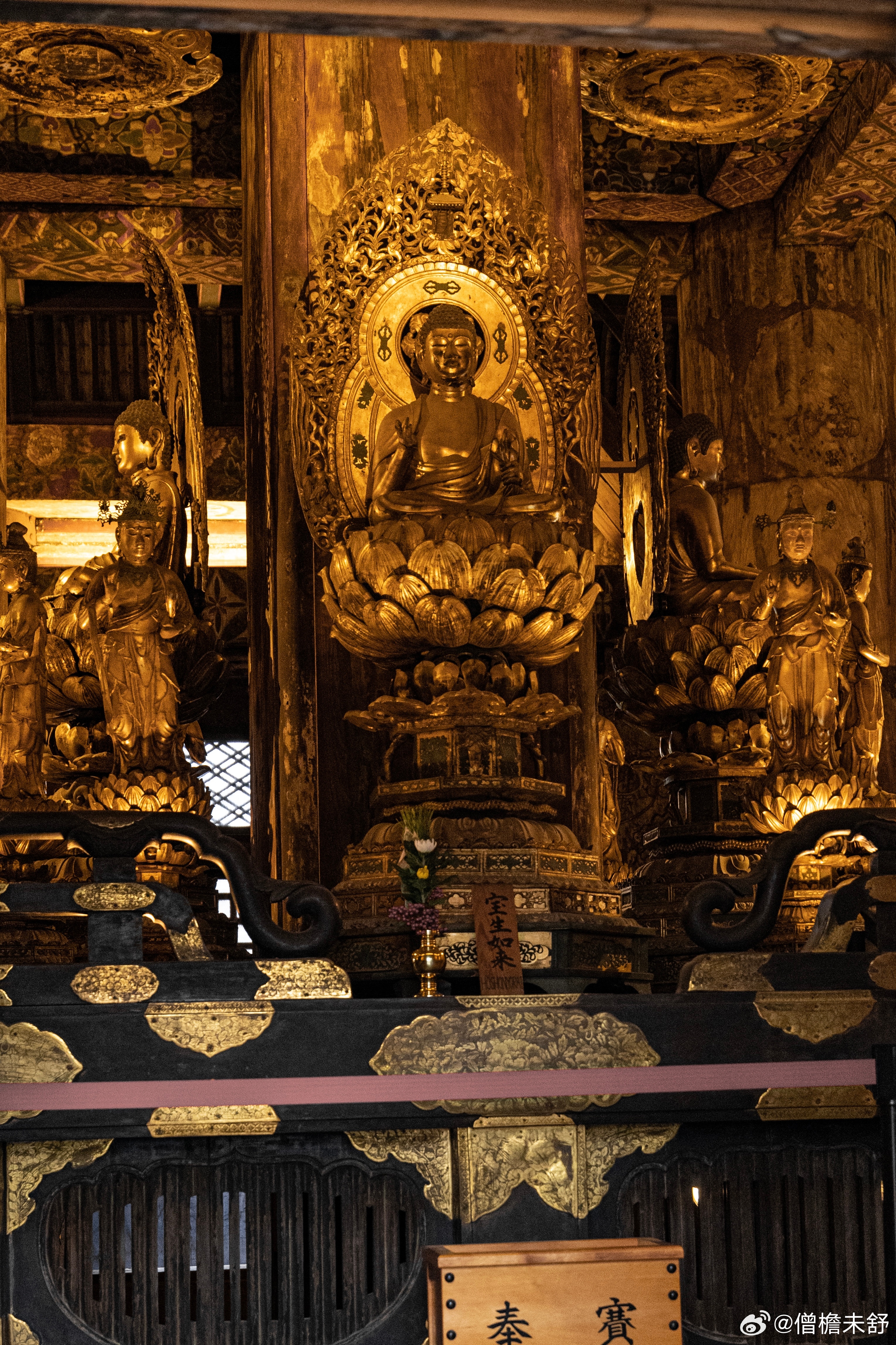 东寺五重塔立体曼荼罗五重塔首层展现色彩缤纷的密教空间。贯穿五重塔的心柱被视作大日