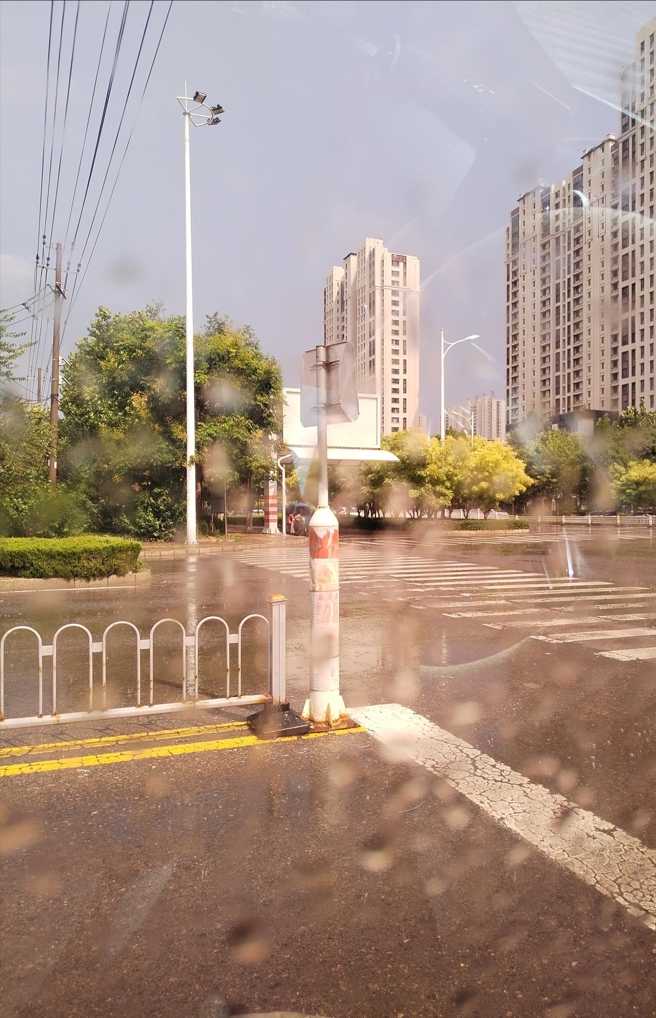 天衢新区袁桥附近下雨了，而且是出着太阳下雨，德州这一阵的雨也是没谁了，说下就下，