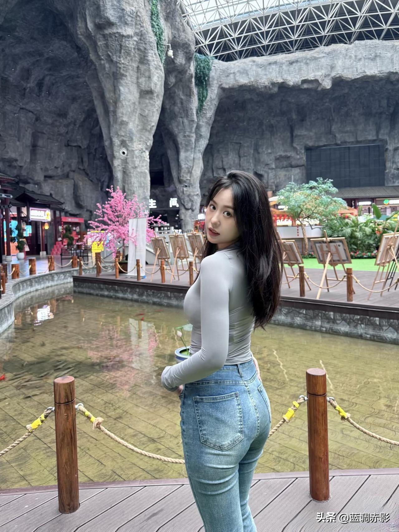 在山水间漫步，感受自然的宁静与美好。