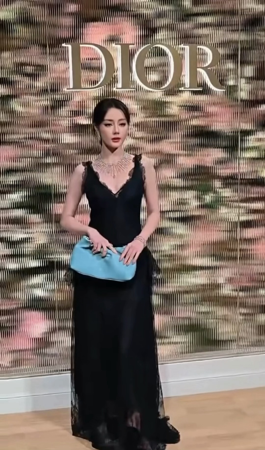 迪丽热巴 in DIOR 🖤💋🦢 今日晚宴生图，一袭黑裙配高珠，高贵优雅黑