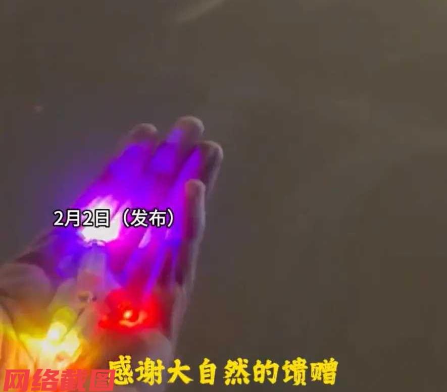 有女子和朋友出门在外地旅游，只是晚上逛街时遇到一幕令人感叹的画面。

原来在女子