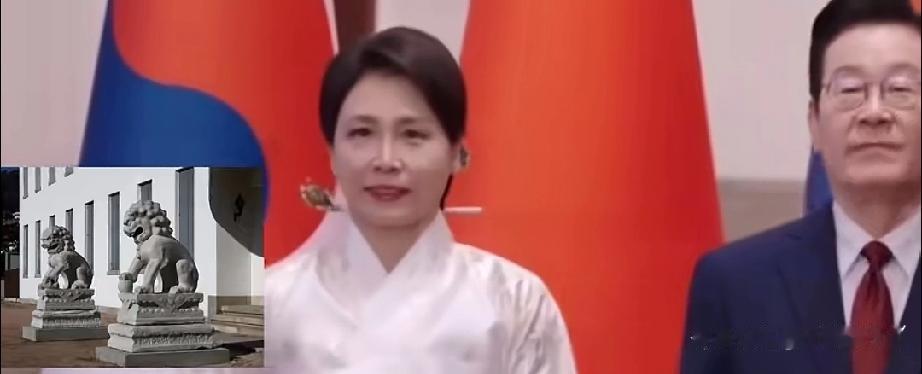 韩国涧松美术馆借着东风，把一对清代石狮像捐回了中国，捐赠文件还是在两国高层见证下