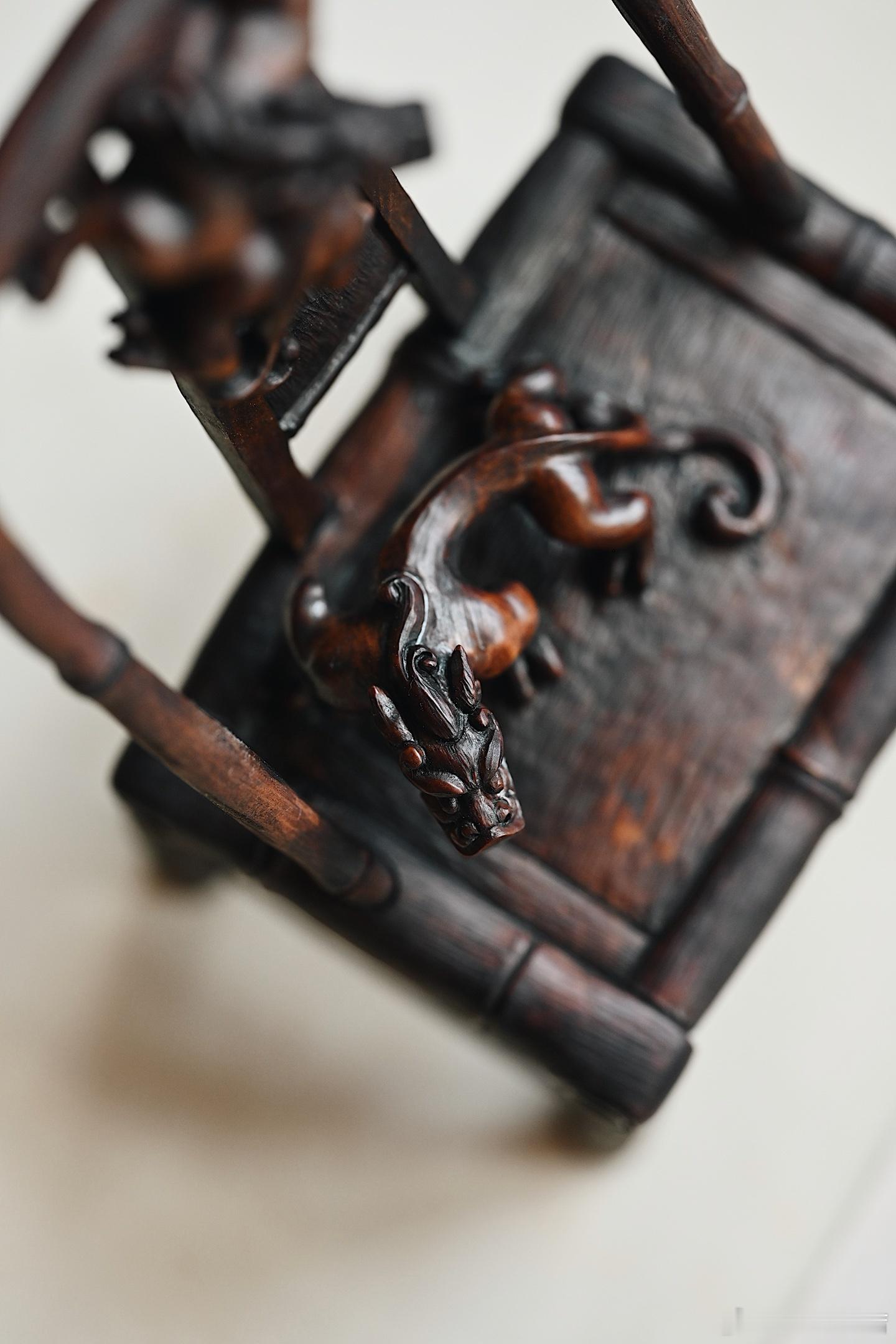 黄杨木仿古“双螭聚瑞”摆件取黄杨老料雕琢，拼接细腻，椅形线条古雅，高浮雕螭龙，盘