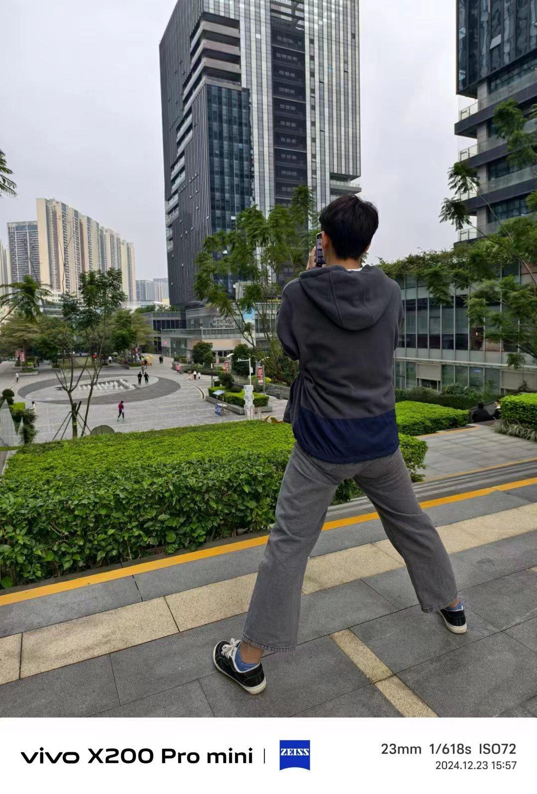 和同事说荣耀 Magic 7 更新 131 固件后长焦提升很大，AI 算法还是很