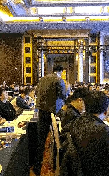 会场里居然直接动起手来，这画面一出来，真让人愣住了。
开会本来是谈事的地方，结果