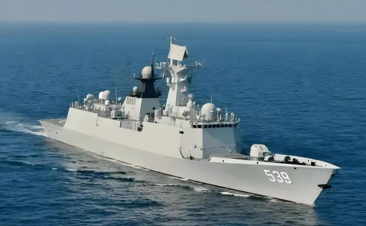 菲律宾早上醒来，三艘中国军舰堵在了马尼拉湾口。9 月 27 日，南海方向，中方两