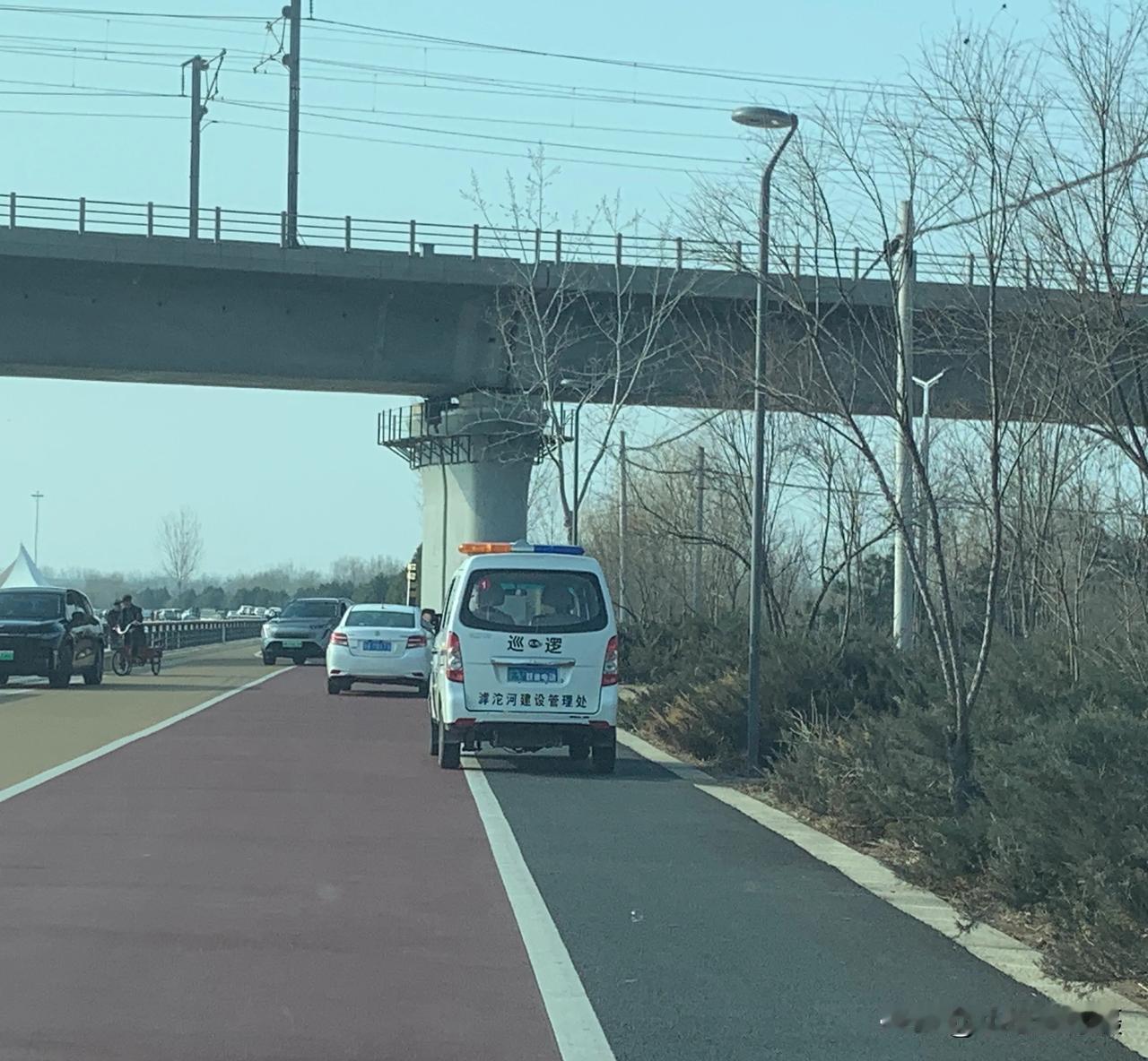 巡逻机动车未悬挂号牌上路违法吗？！近日，有网友在石家庄市胜利北大街（107国道）