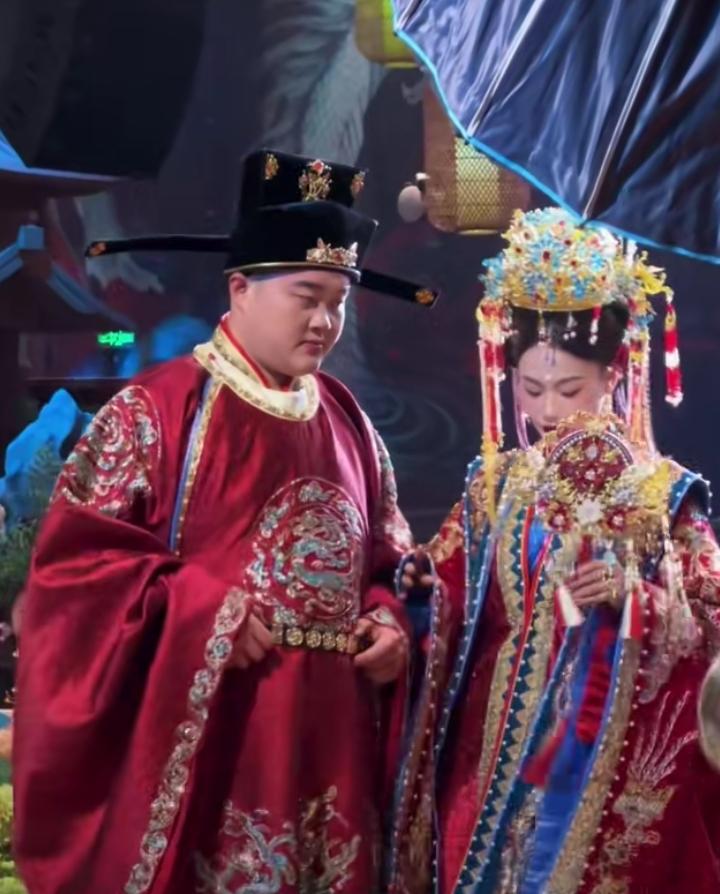 2025年，重庆救火英雄龙麻子迎娶了最心爱的女孩呆呆妹，迎来人生幸福时刻。当年山