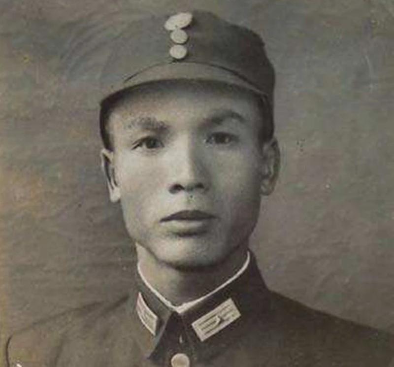 杨伯涛在淮海战役中被俘后跳河困在泥滩，功德林的战友调侃他泥鳅将军
1948年12