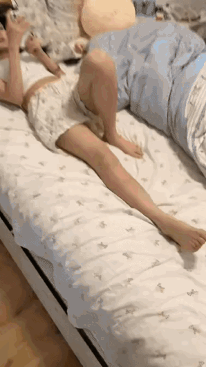 感觉这哥们肯定是在做梦，现实里咋能有这么听话的媳妇啊！