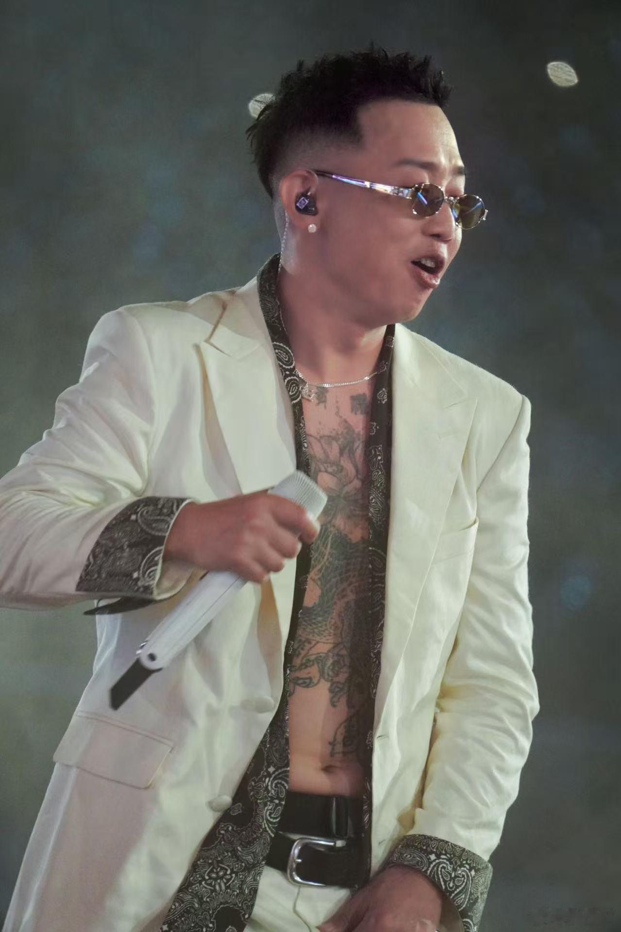 GAI西装不是崩开的是自己解开的 唱到嗨处自己解西装，这绝对是极度投入舞台的表现