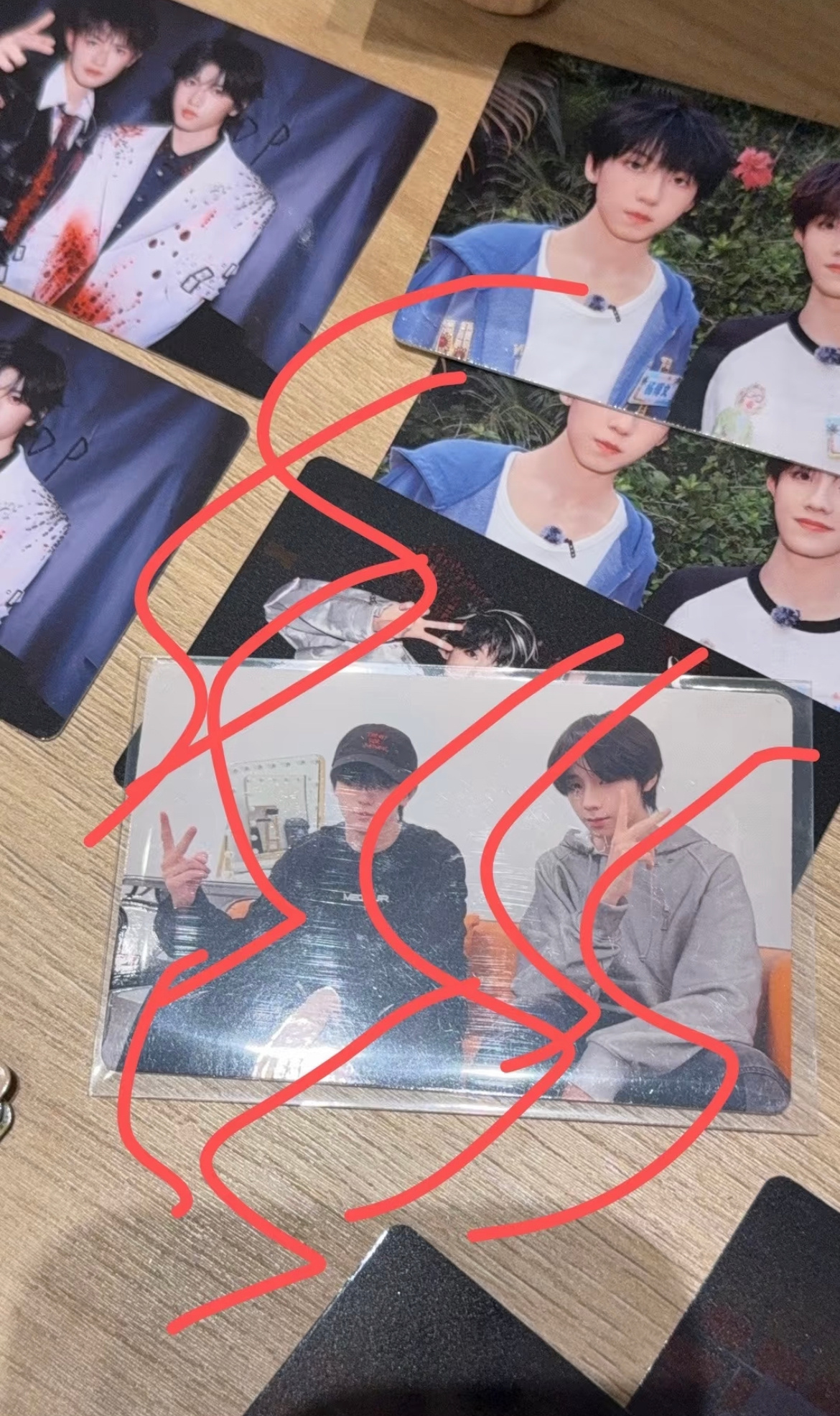 橹穆隐藏卡面出来了卡背文字：“希望你今天过得开心”“新的一年祝你永远闪耀”穆祉丞