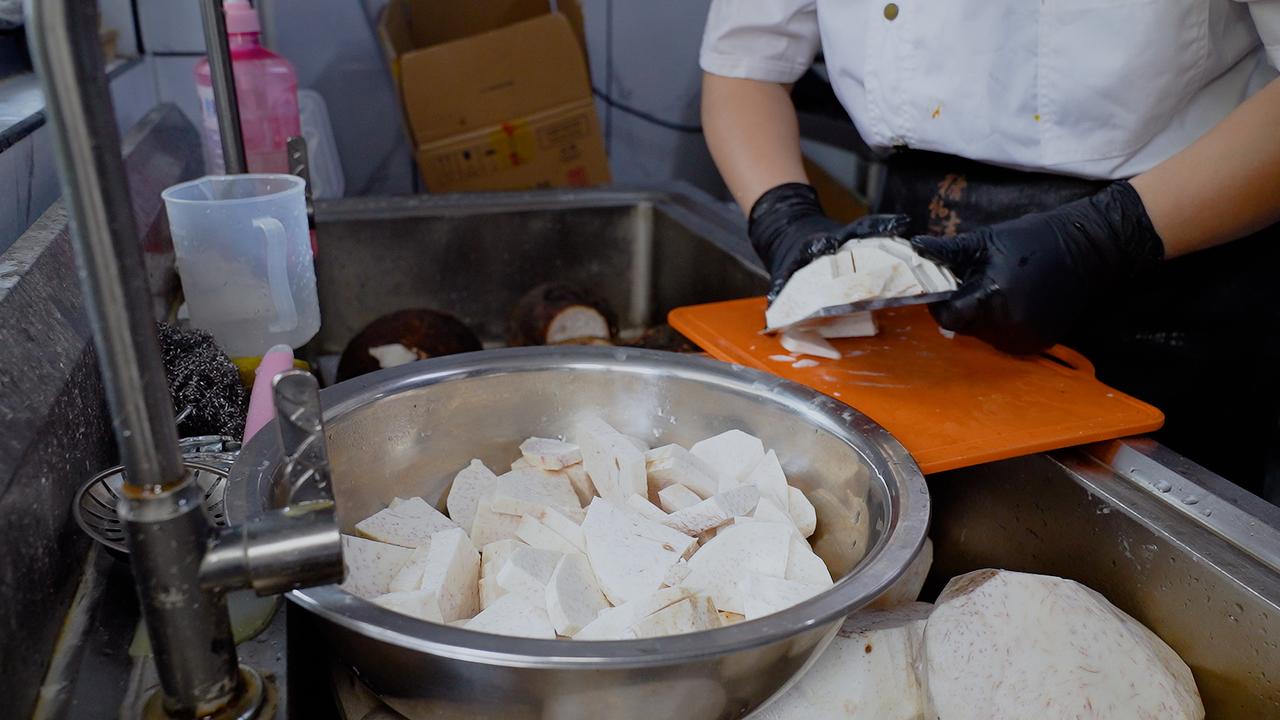 晒图笔记大赛在福建，有位美女老板从美业毅然跨界，半路出家自学小吃手艺，如今靠着一