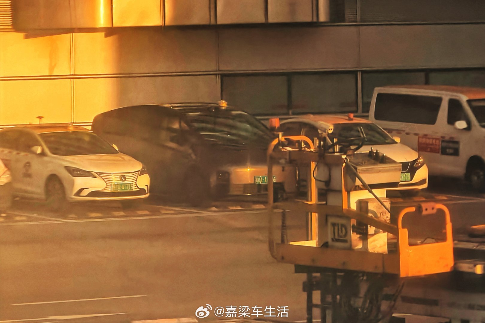 首都机场里的大MEGA，为啥不选个白色的，颜色还能统一点理想mega