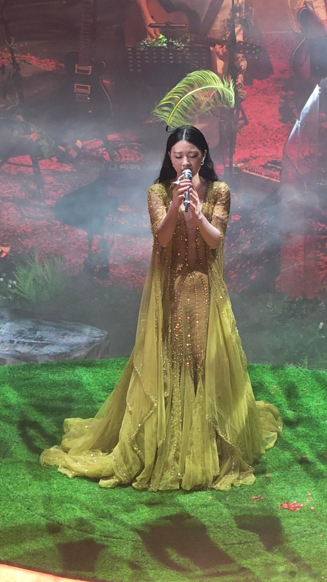 单依纯现场还是太权威了 单依纯兼具过硬唱功与优秀临场能力，上海演出途中从容化解小