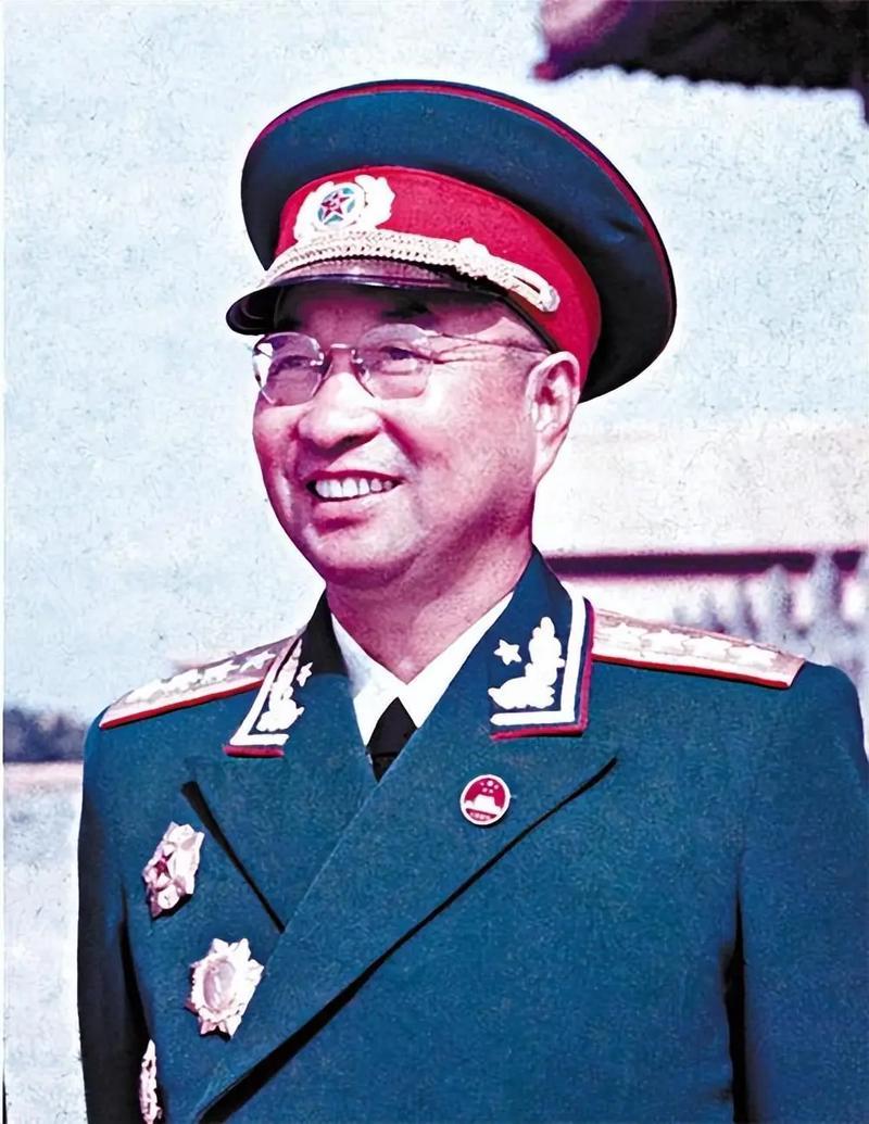 1953年深秋，哈尔滨街头，筹建军事工程学院的陈赓将军，车被交警拦下。交警醉醺醺