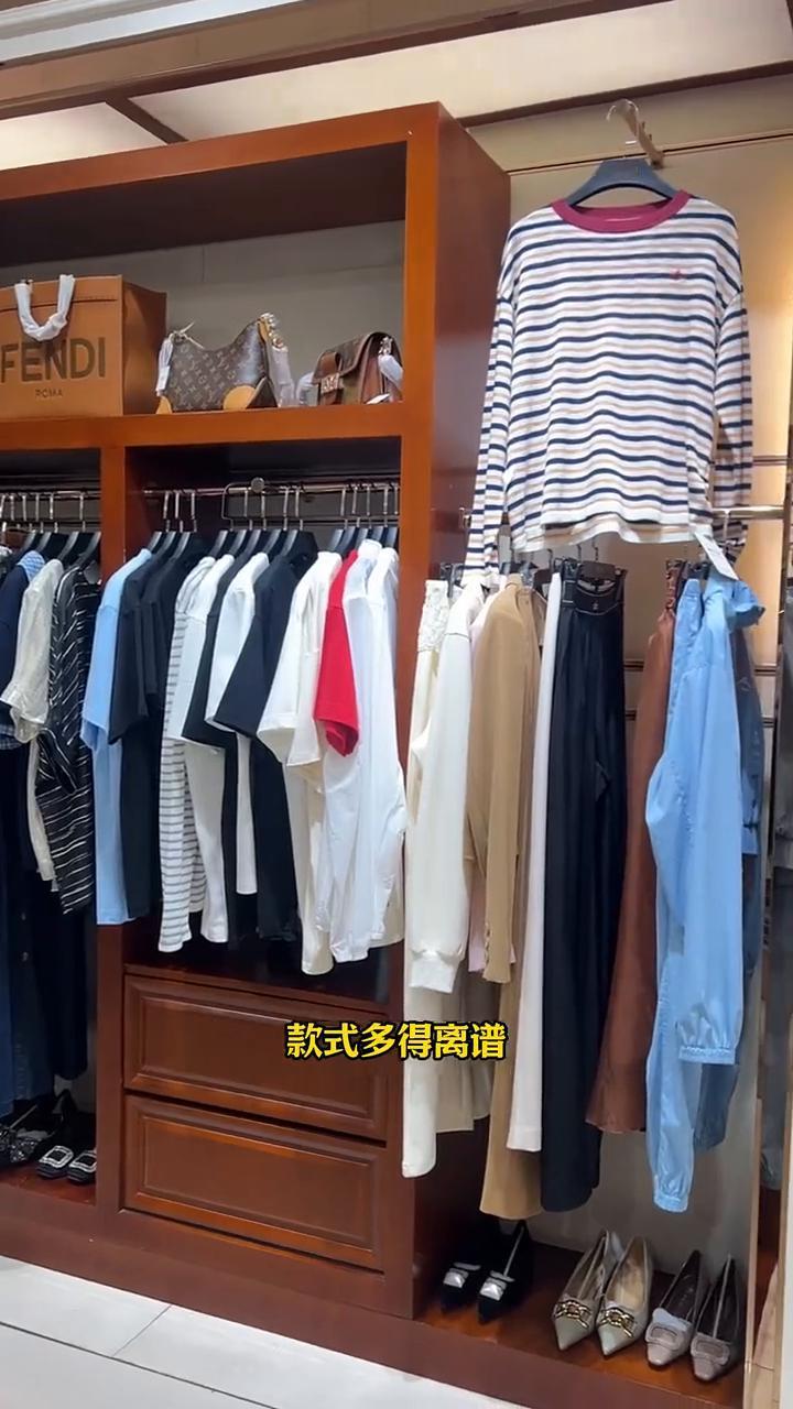 呼市真的越来越反常了，商场里面冷冷清清，去了附近一家工厂店，款式多得离谱，衣服都