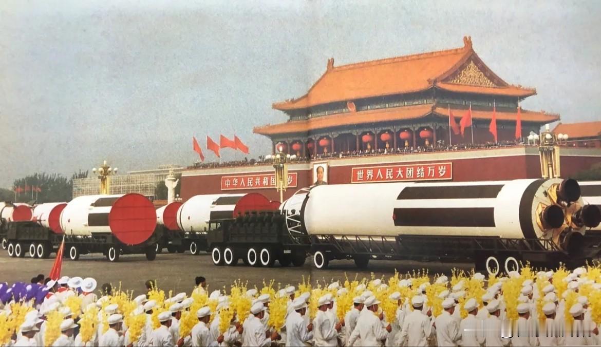 1984年10月1日国庆35周年阅兵中，战略导弹方队的9辆大型牵引车载着中国自己