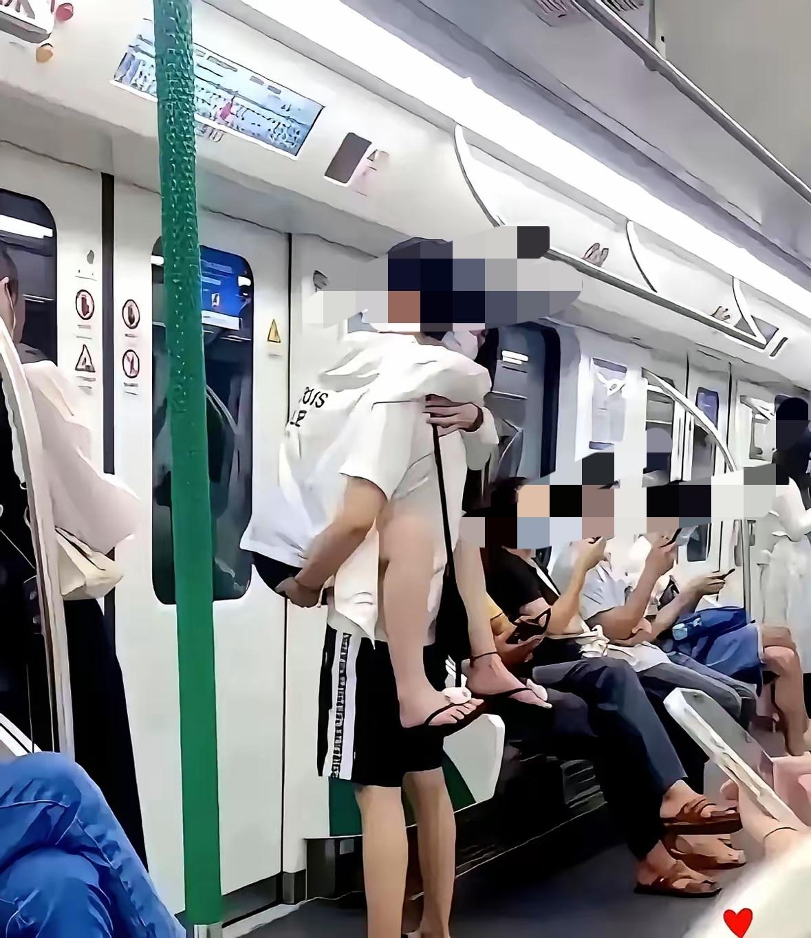 地铁车厢这一幕上热搜真是一点不意外。
那情侣在地铁上那姿势，
晃晃悠悠像练力量举