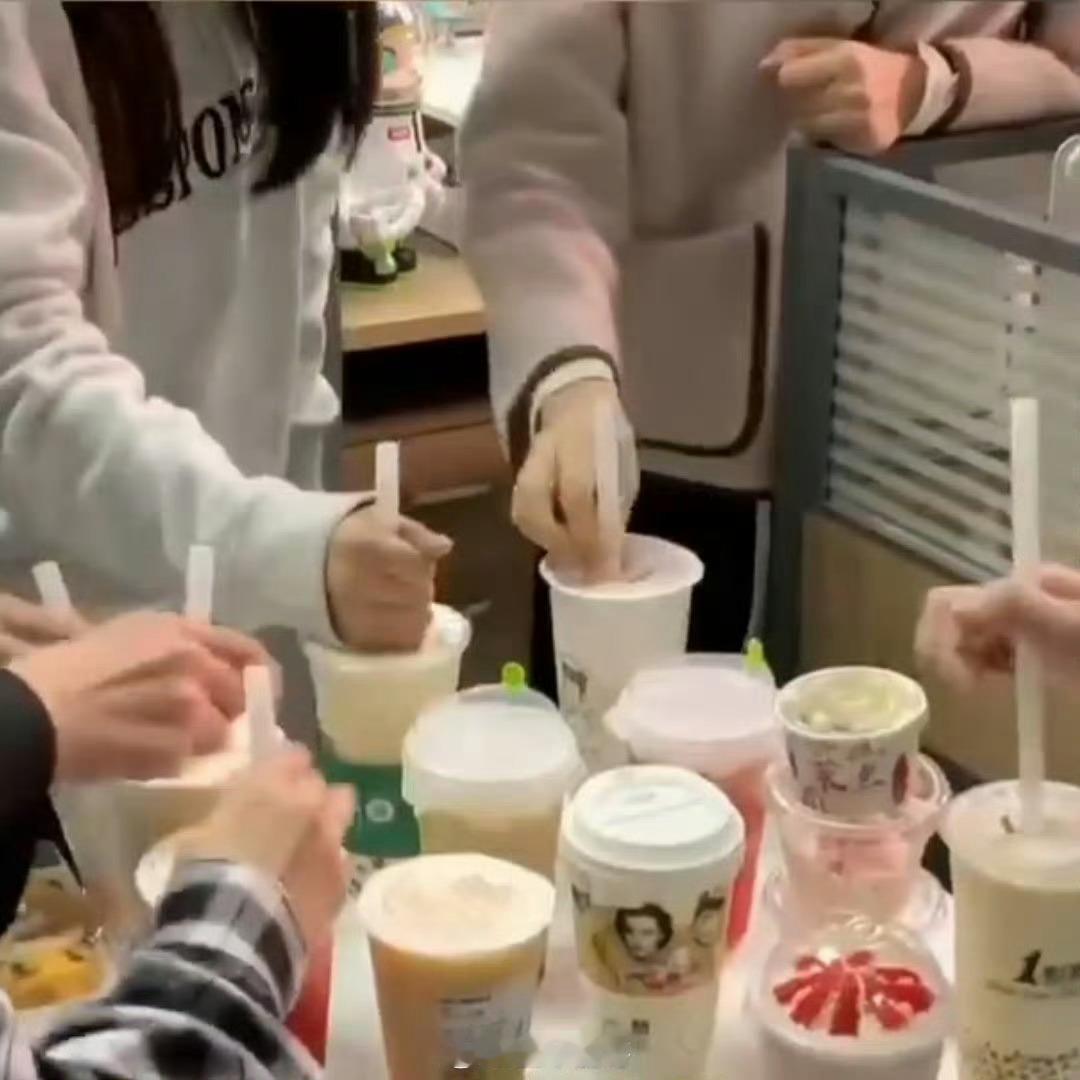 奶茶成为维系职场关系的硬通货开会没思路？方案被打回？一杯奶茶递过去，职场难题轻松