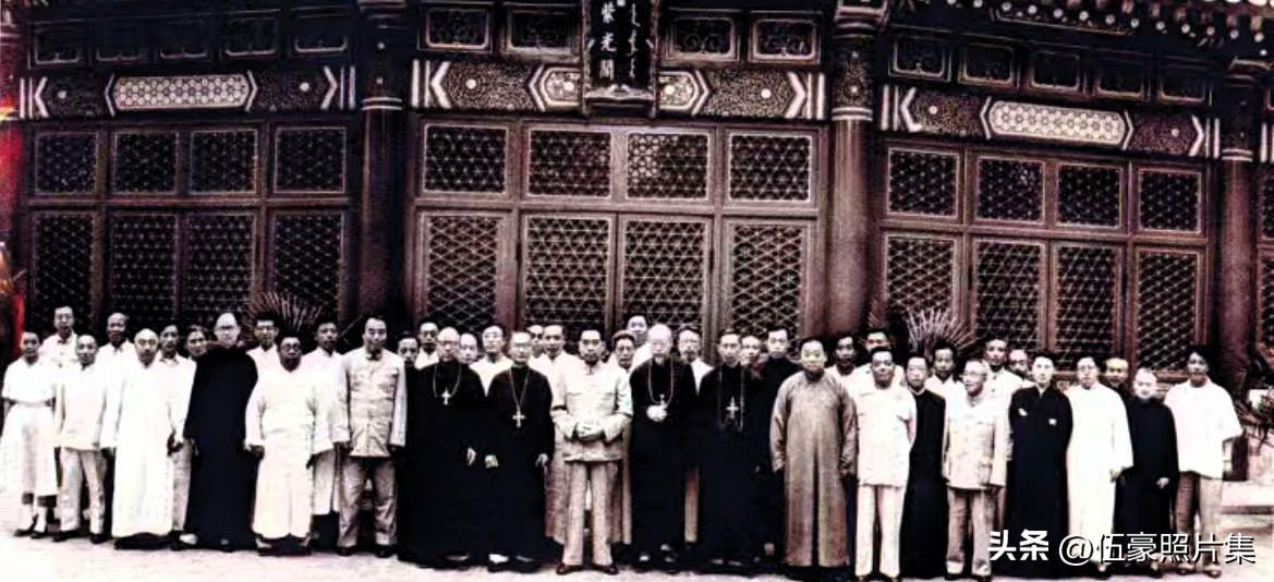 1956年7月，周恩来总理在中南海紫光阁接见出席中国天主教友爱国会筹备委员预备会