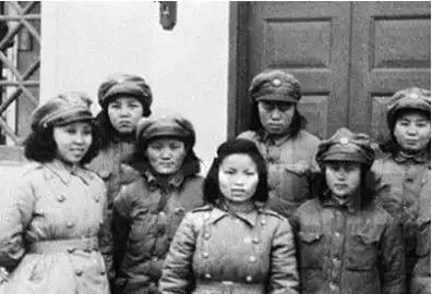 1942年，7名女电译员被日军包围，兽性大发的鬼子见她们年轻貌美，正要上前侮辱，