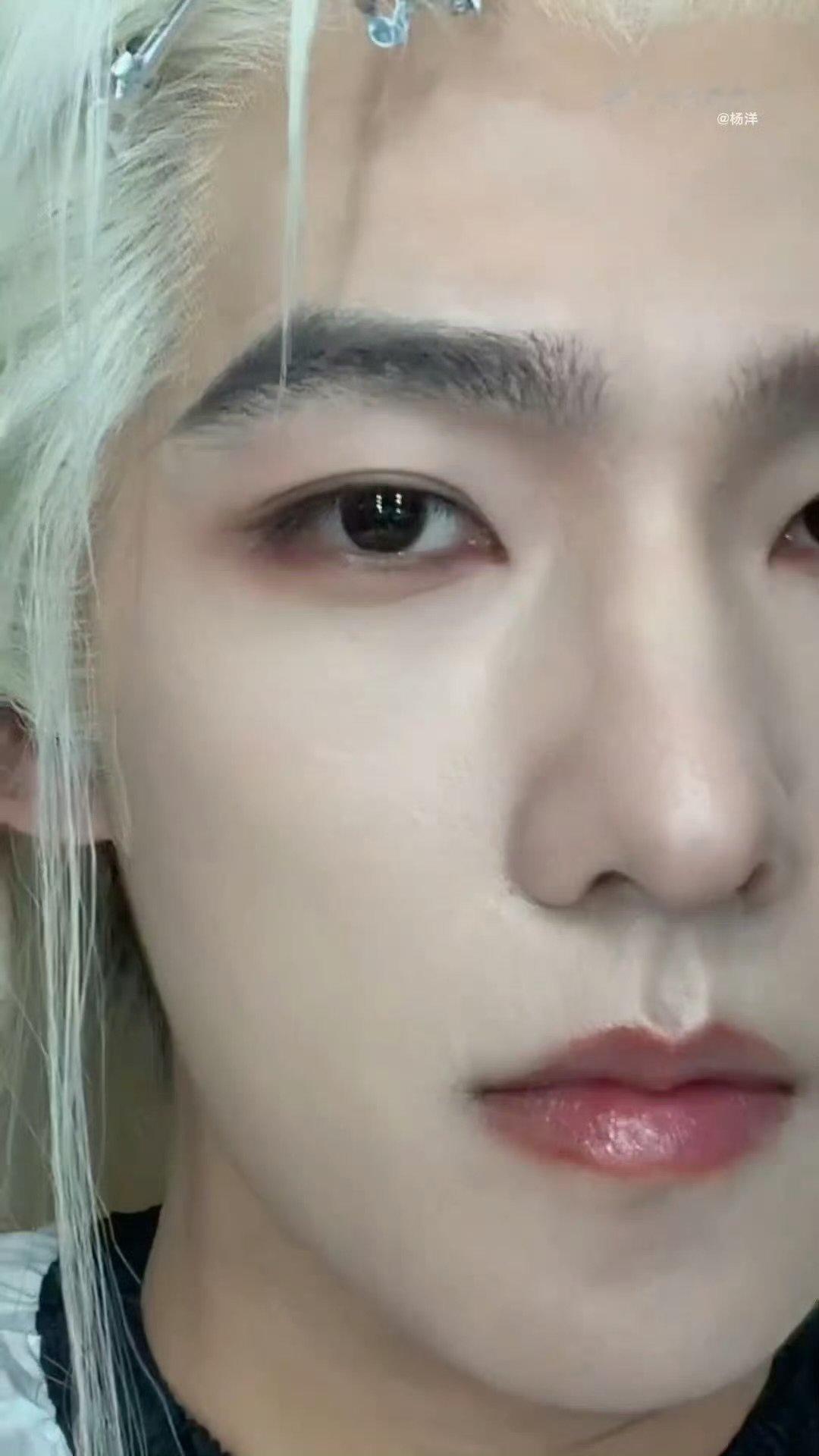 杨洋银发怼脸自拍杨洋银发自拍 杨洋银发自拍 