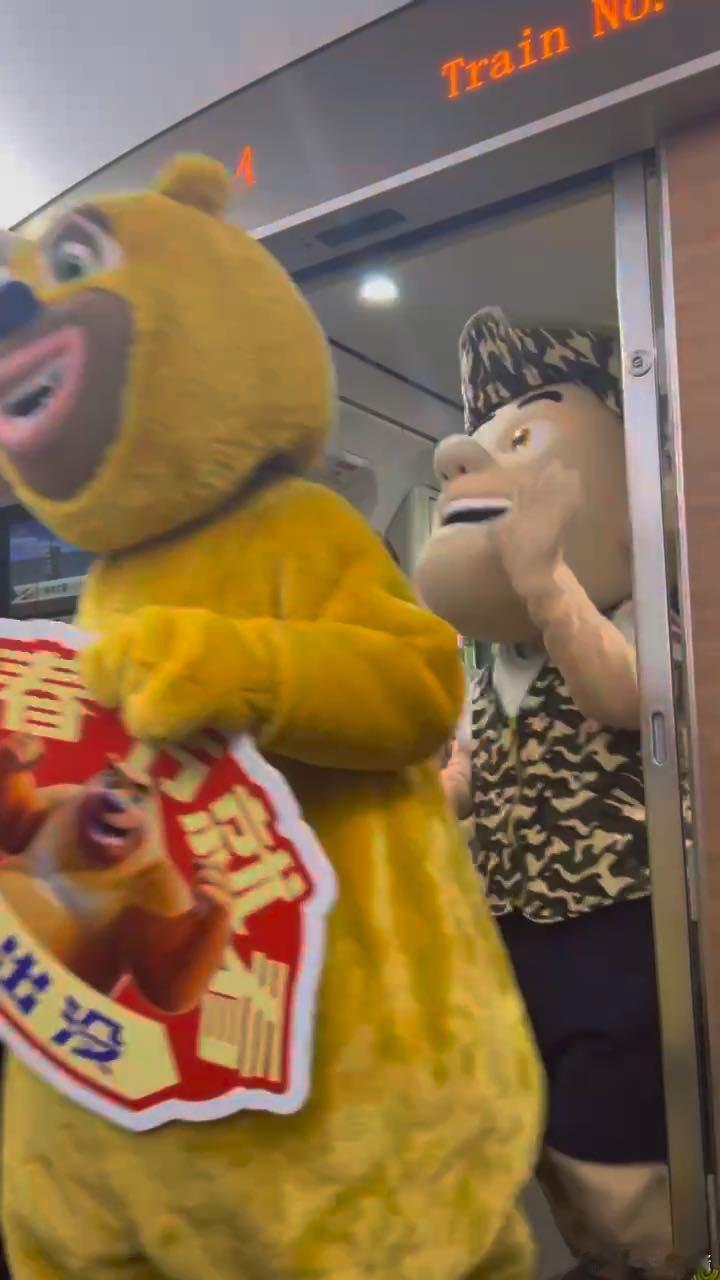熊大熊二不语只是一味赶高铁  熊大熊二也体验了一把春运！提着行李箱的样子好可爱，